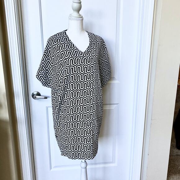 Chico's Dresses & Skirts - Chico's Geometric Print V-Neck Wedge Tunic Black White Size 0 Small 4/6 EUC